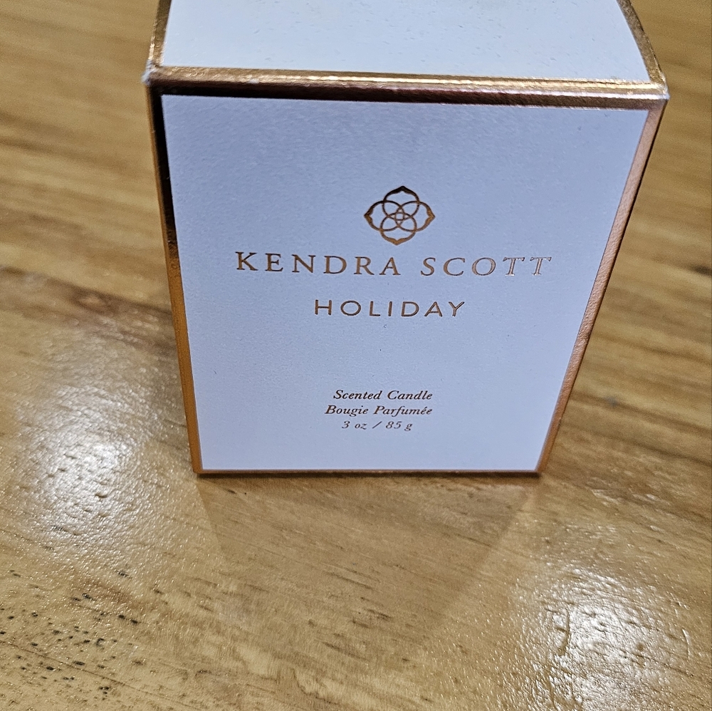 Kendra Scott Holiday Scented Candle in White and Gold